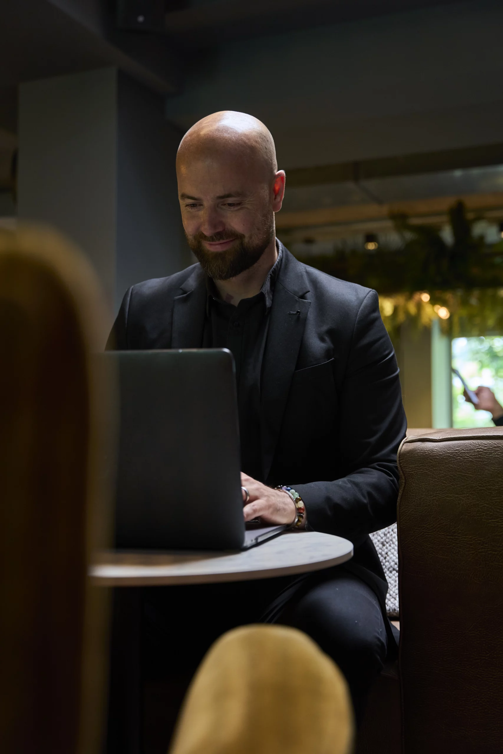 Développer votre entreprise à Valence avec un coaching pour la croissance durable des entreprises.Dirigeant de PME en réunion à Valence avec Bamboost.Coach professionnel en action à Valence avec un entrepreneur