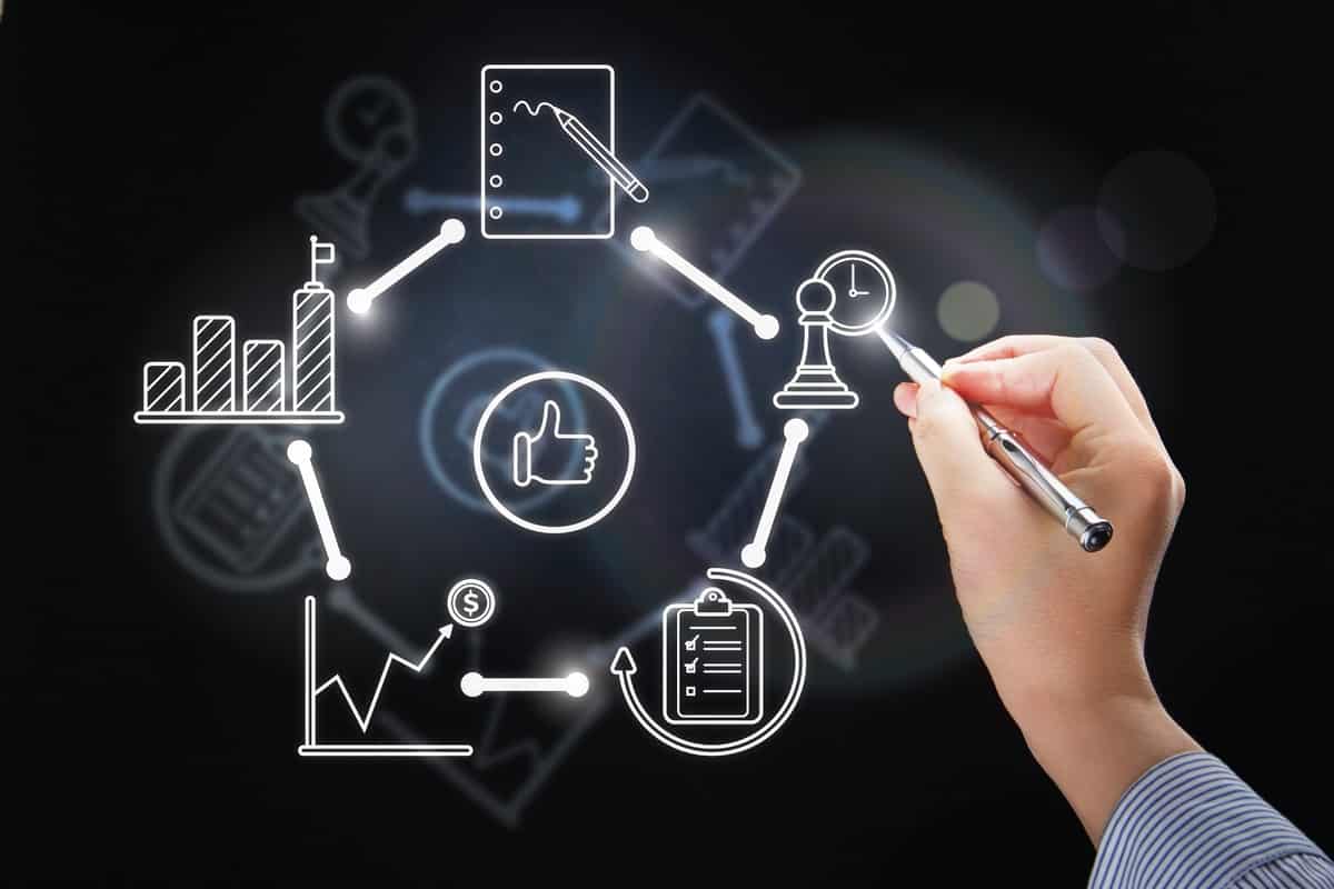 Dirigeant de PME analysant des indicateurs de performance pour définir sa stratégie d’entreprise et sortir de l’opérationnel.